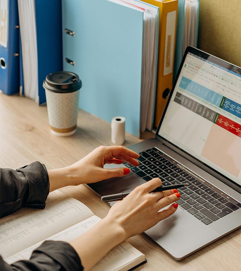 Comptable au travail dans le cabinet Fiscalyde